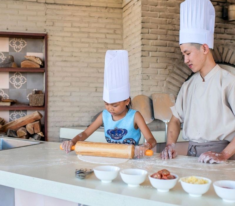 Trải nghiệm làm bánh pizza tại Fusion Resort Cam Ranh.