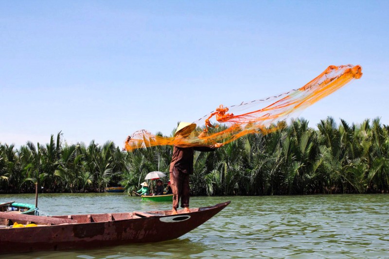 Tham gia các hoạt động địa phương, trải nghiệm quăng chài lưới bắt tôm cá. (Ảnh: Khánh Vân)