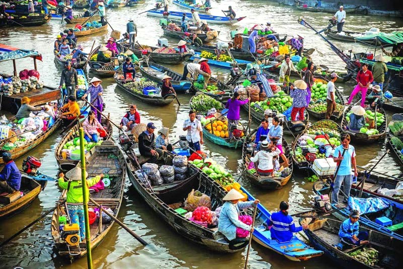 Chợ nổi Cần Thơ nhộn nhịp.