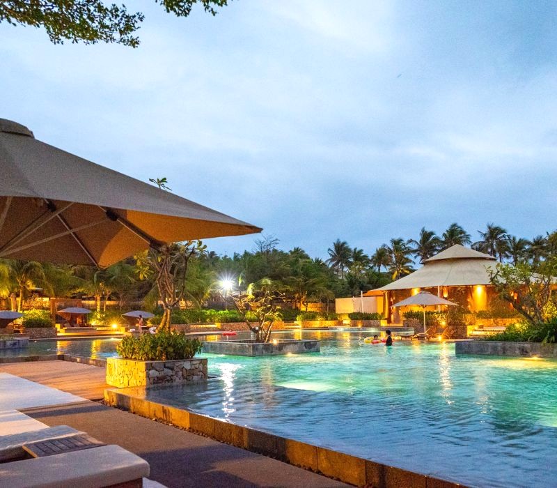 Tận hưởng không khí trong lành với bể bơi riêng tư tại Fusion Resort Cam Ranh.