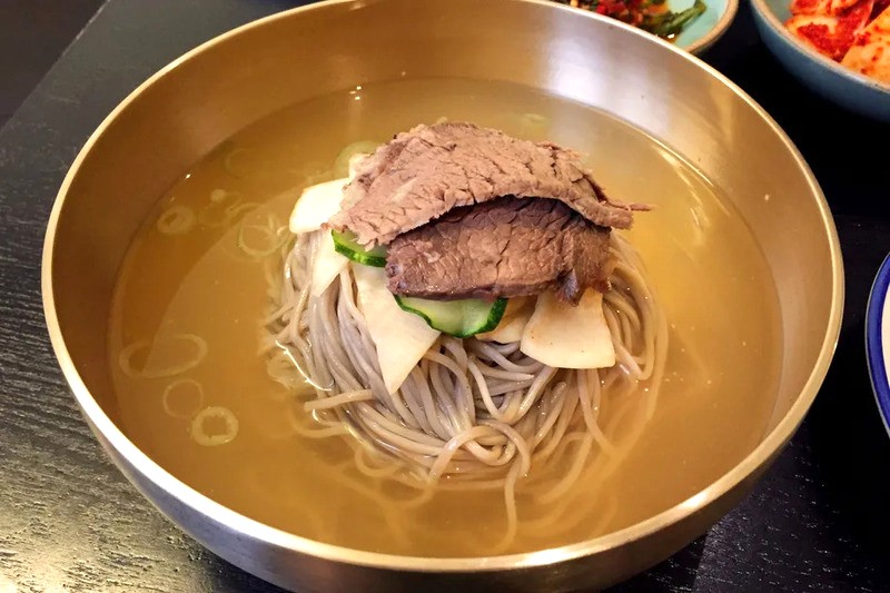 Mì lạnh Naengmyeon, món ngon của Triều Tiên. (Ảnh: eater)