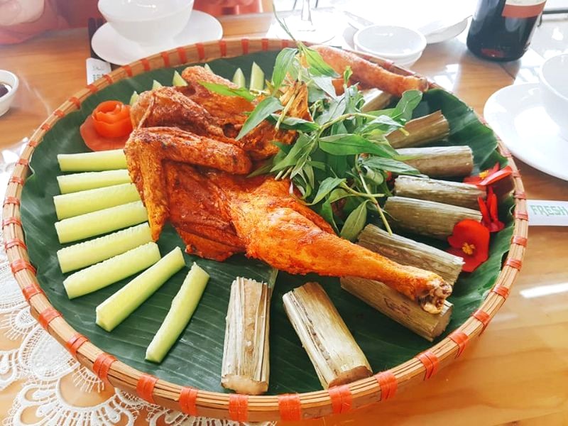 Gà nướng cơm lam, hấp dẫn khó cưỡng! 😋 (Ảnh: 123tadi)