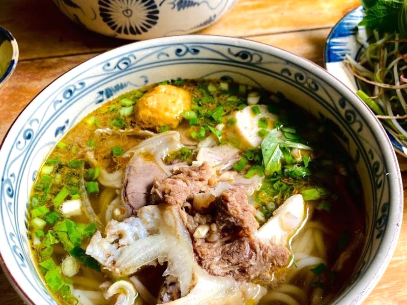 Bún bò Huế Gia Hội: Thịt bò, nạm gân đậm đà. (Ảnh: Truc Duong Phuong)