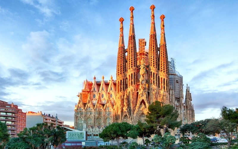 Sagrada Familia, biểu tượng của Tây Ban Nha, là nhà thờ lớn nhất vùng Catalan. (130 kí tự)