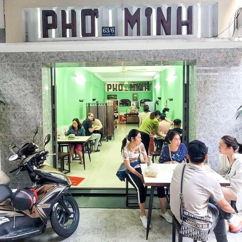 Nằm giữa lòng Sài Gòn, Phở Minh vẫn chinh phục thực khách bằng hương vị Bắc đặc trưng. (Ảnh: MICHELIN Guide)