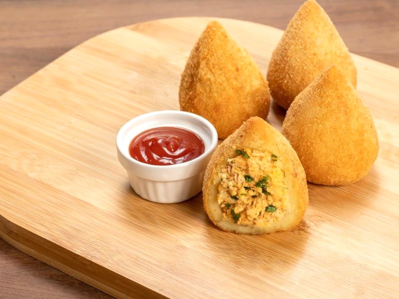 Coxinhas: Vỏ giòn tan, nhân gà thơm phức. (Ảnh: Harmons Grocery)