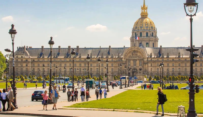 Điện Invalides, một minh chứng cho lòng nhân ái của Vua Louis XIV, dành riêng cho những người lính đã hy sinh vì nước Pháp. (159 kí tự)