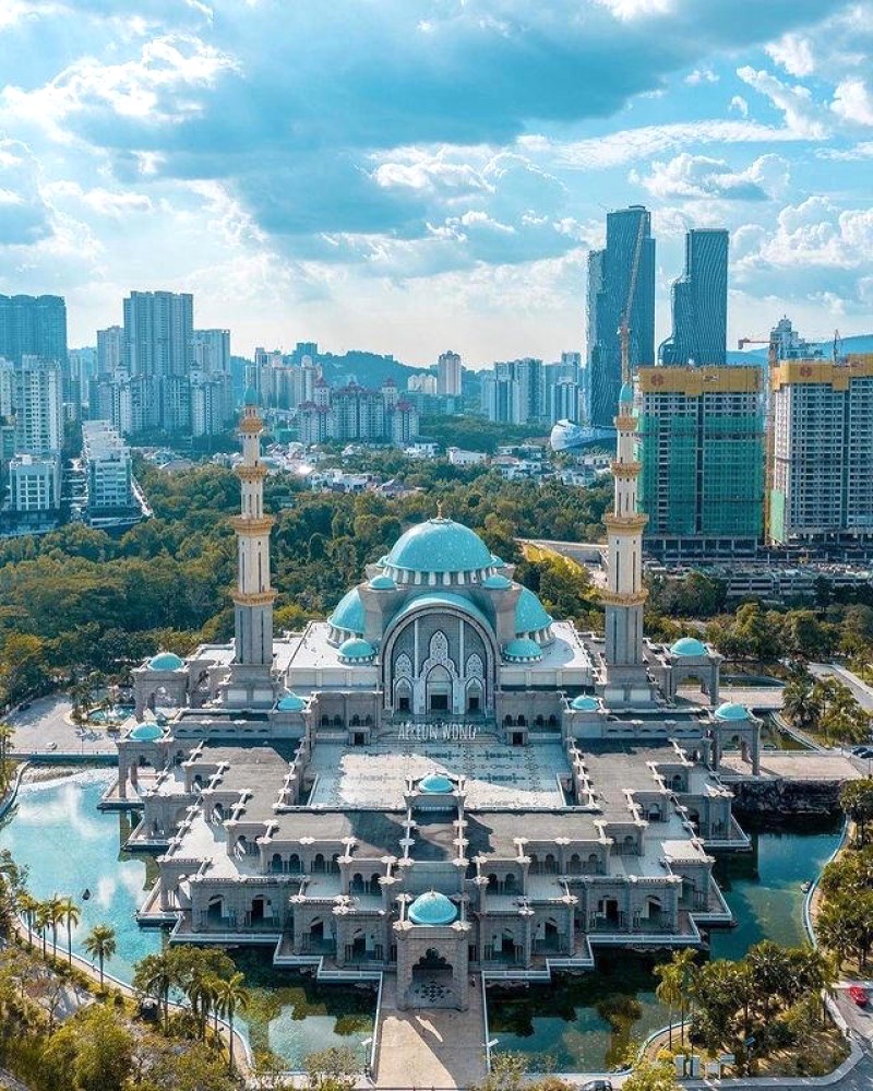 Nhà thờ Hồi giáo Federal Territory Mosque, tuyệt tác kiến trúc của Malaysia. (Ảnh: IVIVU)