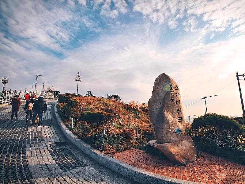 Lối đi bộ dẫn đến cầu Oryukdo skywalk. (Ảnh: transviet)