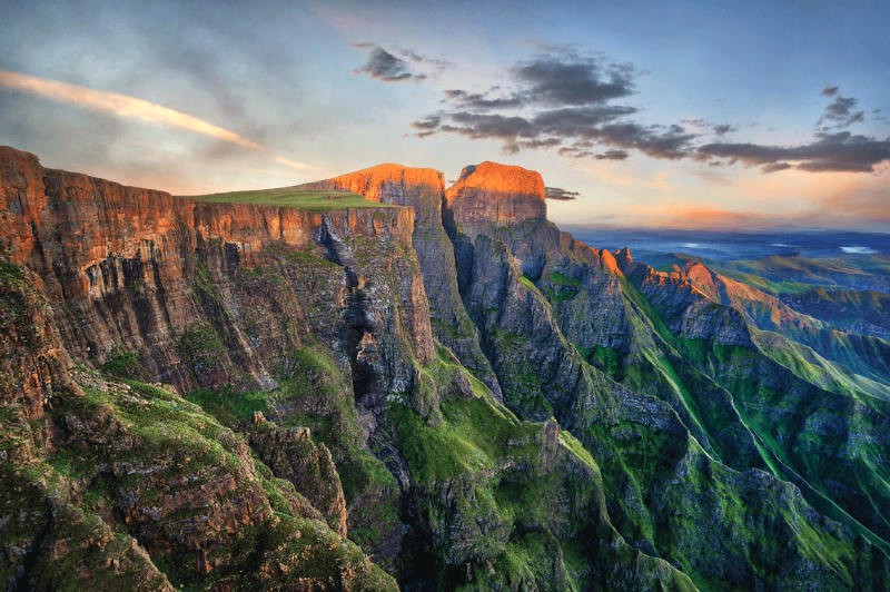 Dãy Drakensberg hùng vĩ khiến bạn cảm thấy nhỏ bé giữa thiên nhiên bao la. (Ảnh: Tourism KwaZulu-Natal)