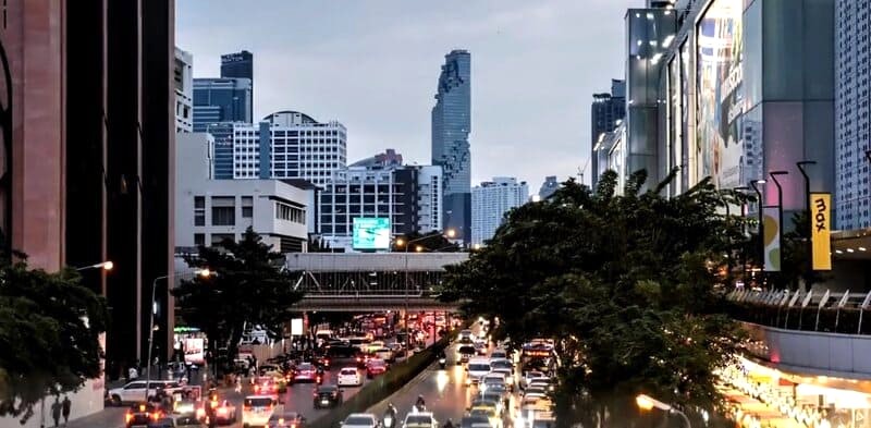 Tòa nhà Mahanakhon nổi tiếng với kiến trúc xoắn ốc độc đáo, tựa như một hình lăng trụ vuông với các khối cắt vào trong. (Ảnh: Sand Man)