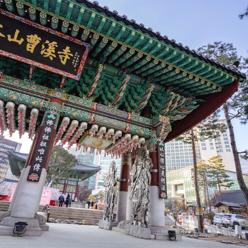 Bầu không khí an yên, tự tại bao trùm chùa Jogyesa, trái ngược hẳn với sự xô bồ của Seoul. (146 kí tự)