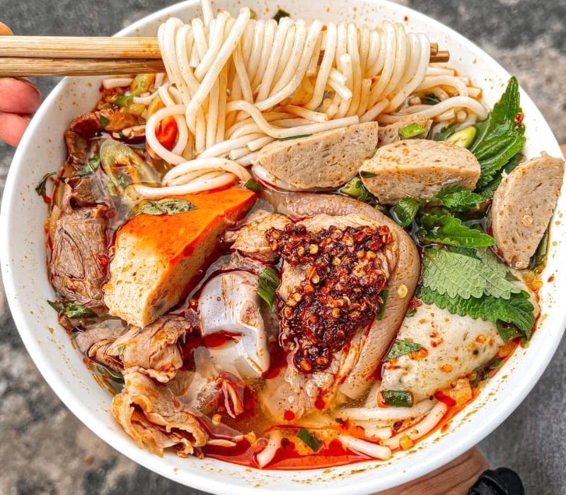 Bún bò A Hùng quận 10 ngon mê ly! (Ảnh: Đỗ Kim Ngân)