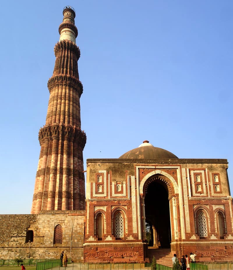 Tòa tháp Qutub Minar, được xây dựng bằng đá sa thạch đỏ, là một trong số ít những tòa tháp cao được xây dựng từ loại vật liệu này. (119 ký tự)