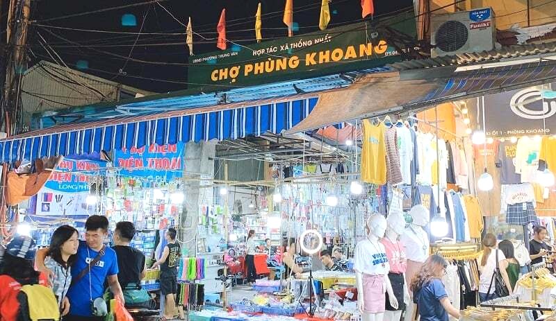 Chợ đêm Phùng Khoang hấp dẫn với ẩm thực đường phố phong phú, mua sắm sôi động và giải trí vui nhộn. (Ảnh: Vinpearl)