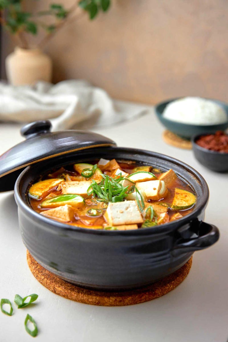 Doejang Jjigae, món canh truyền thống Hàn Quốc, toát lên sự khéo léo và tình yêu ẩm thực của người dân xứ Kim chi. (Ảnh: Simply Receipt)