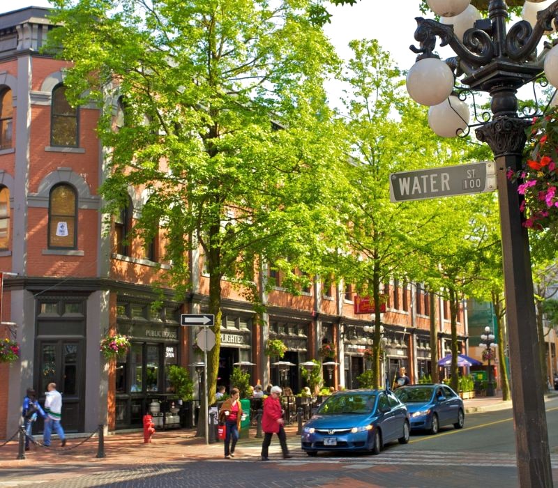 Gastown: Kiến trúc gạch cổ kính quyến rũ.