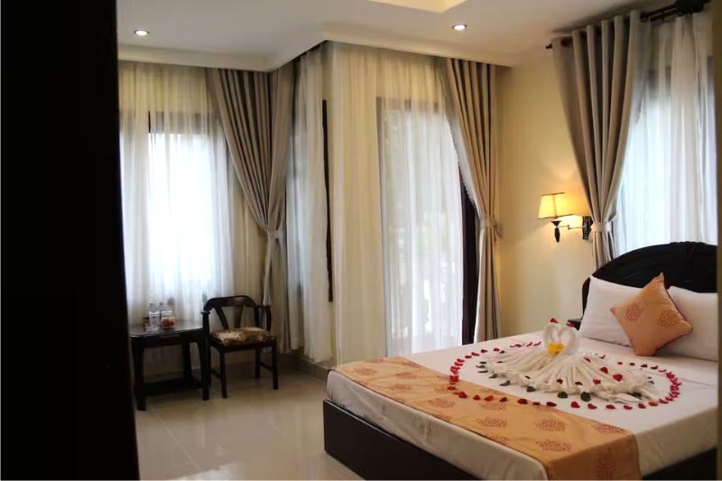 Phòng Deluxe 28m2, view thoáng đãng với cửa sổ lớn và sân hiên. (86 ký tự)