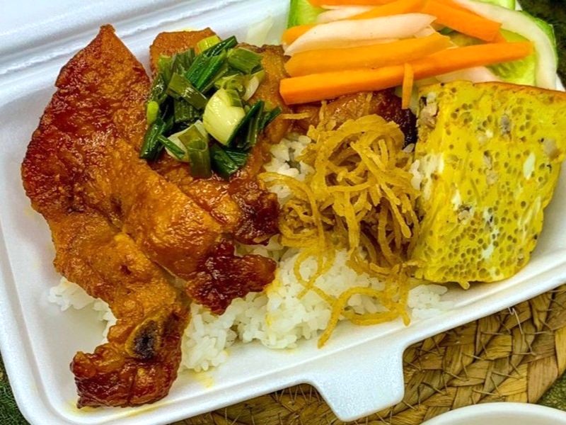 Hộp cơm tấm Ngọc Lý Ảnh đầy ụ topping, đủ để bạn no căng bụng. (Ảnh: Shopee Food)