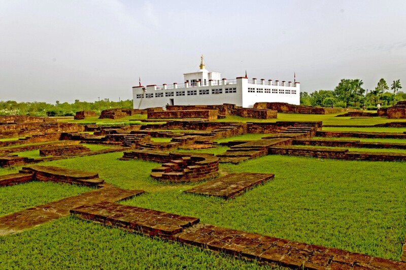 Vào ngày trăng tròn tháng 5 năm 623 TCN, Hoàng hậu Mayadevi của Vua Suddhodhana đã sinh ra Thái tử Siddhartha tại Vườn Lumbini, sau khi tắm trong Hồ Pushkarini.