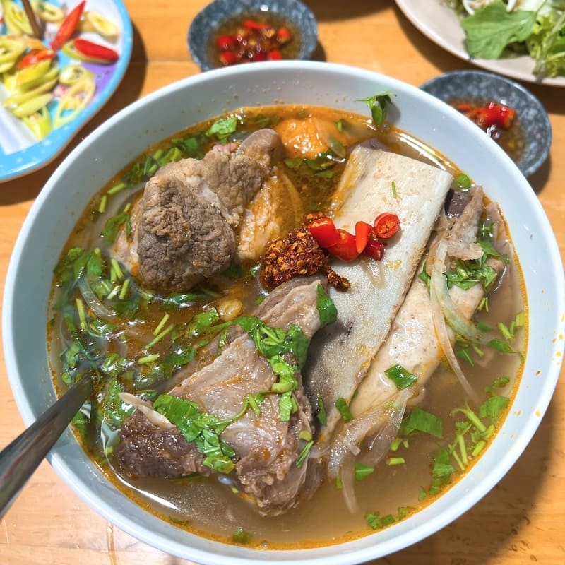 Bún bò O Sáu - địa chỉ bún bò Tân Phú được giới trẻ yêu thích (Ảnh: Duy Ngo).