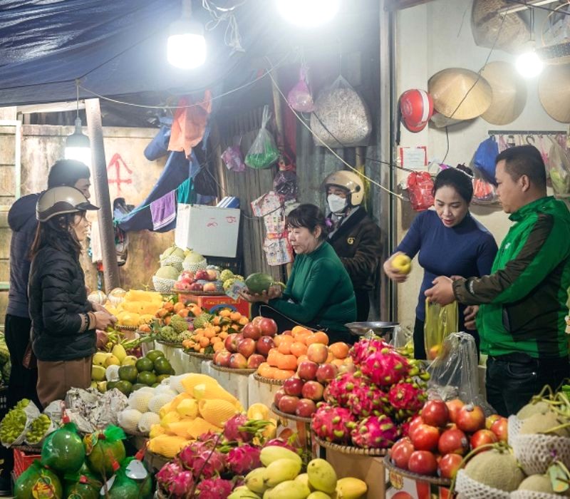 Chợ Ba Đồn nhộn nhịp, đa dạng hàng hóa. (Ảnh: kinhtedothi)