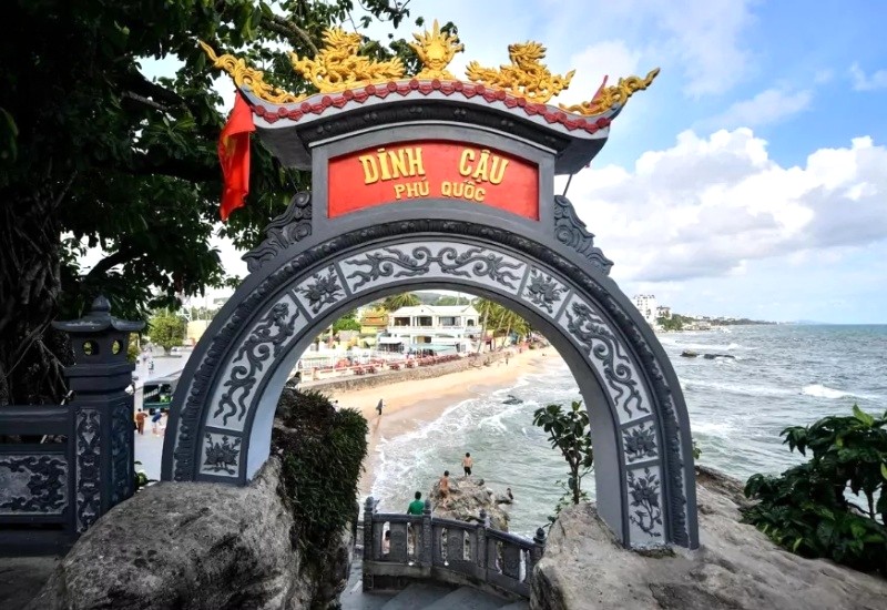 Cổng Dinh Cậu, dẫn vào khuôn viên. (Ảnh: vinaphuquoc)