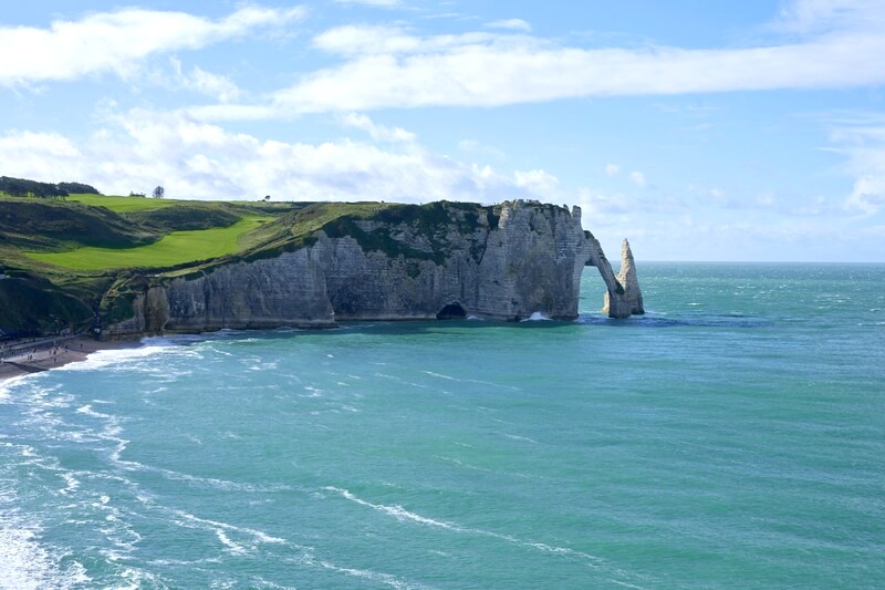 Etretat, với lịch sử lâu đời, ngày càng nổi tiếng và xinh đẹp. (Ảnh: Meizhi Lang)