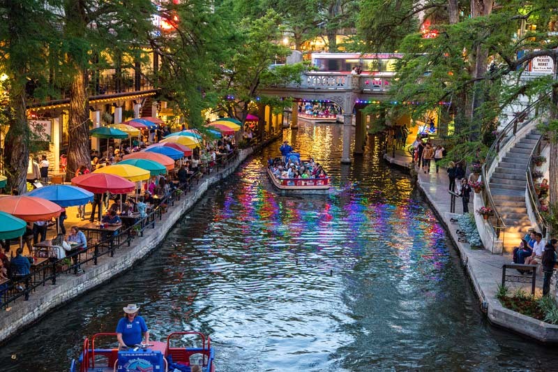 River Walk ở San Antonio là một con đường thơ mộng men theo bờ sông, mang đến khung cảnh yên bình tuyệt đẹp. (Ảnh: Travel Texas)