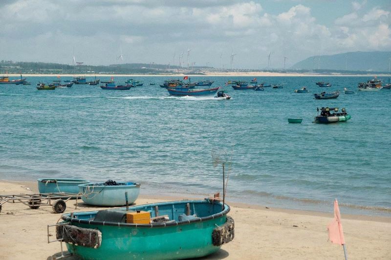 Làng chài Nhơn Lý, thị trấn cổ thơ mộng ẩn mình bên bờ biển hoang sơ, mang vẻ đẹp bình yên (Ảnh: Traveloka).