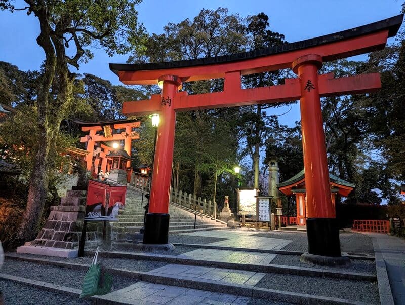 Fushimi Inari Taisha: thanh bình giữa cố đô Kyoto.