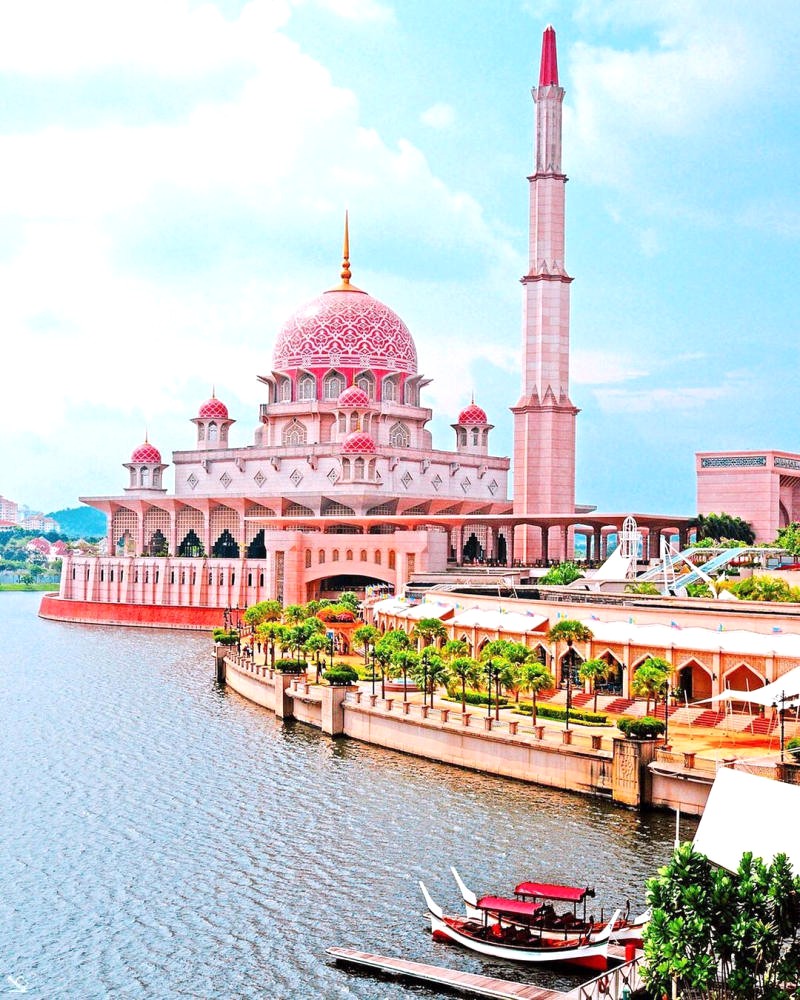 Nét đẹp kiến trúc Masjid Putra: sự kết hợp tinh tế giữa truyền thống và hiện đại. (Ảnh: IVIVU)