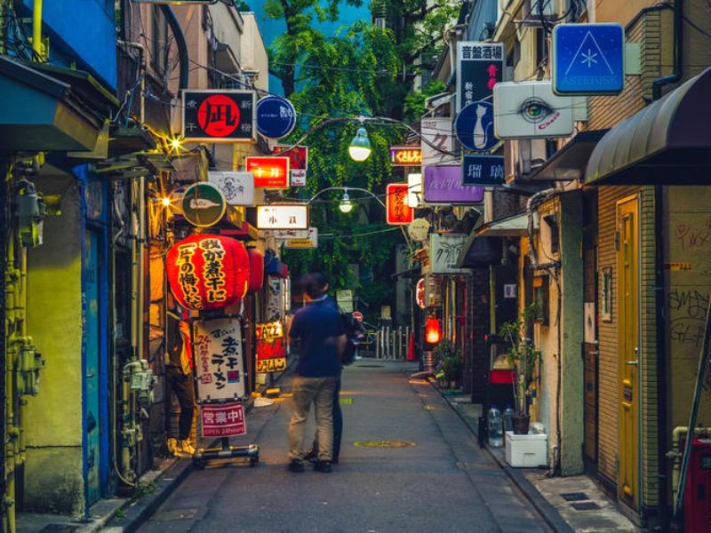 Con đường dẫn đến phố Golden Gai. (Ảnh: tsunagu Japan)