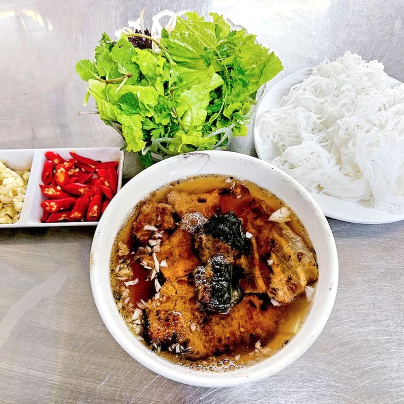 Bún chả chan, xuất phát từ Bắc Ninh, mang hương vị độc đáo khác biệt với bún chả Hà Nội. (Ảnh: MICHELIN Guide)