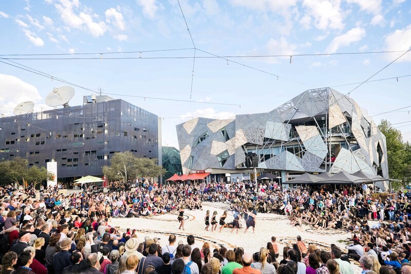 Federation Square: Nơi diễn ra hơn 2.000 sự kiện mỗi năm. (Ảnh: Timeout)