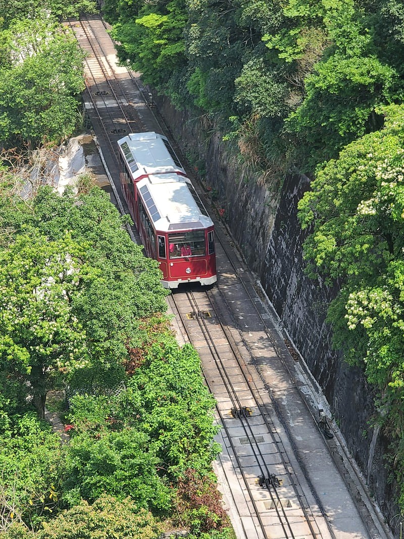 Peak Tram, một trong những tuyến cáp treo đầu tiên ở Châu Á. (Ảnh: Will See)