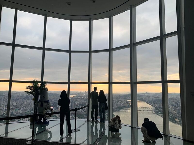 Sàn kính Sky Deck ở tầng 118F, Seoul Sky. (Ảnh: Jessie Yeung/CNN)