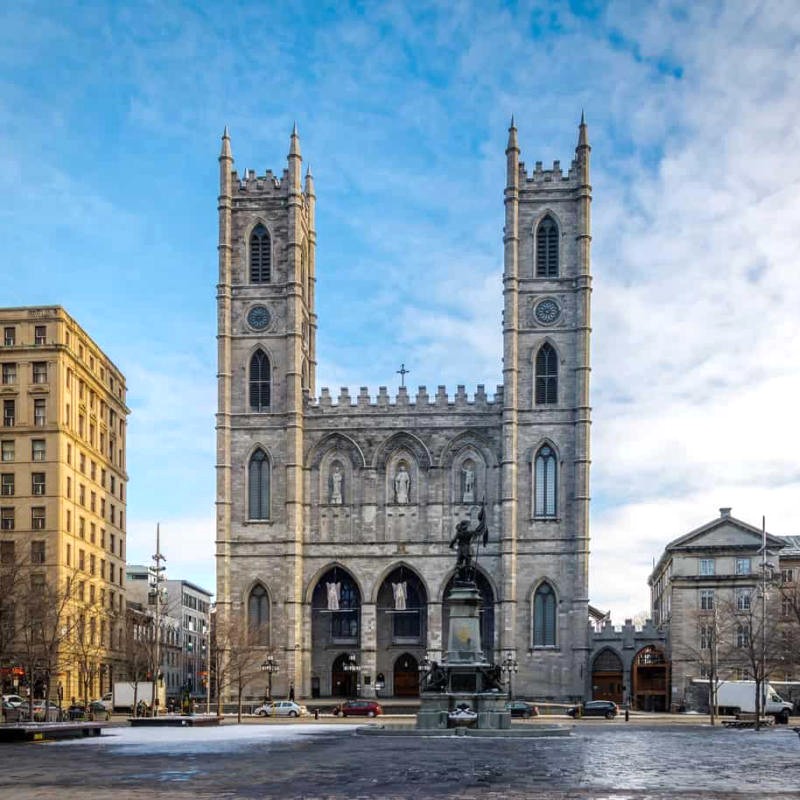 Thánh đường Đức bà Basilica là điểm đến không thể bỏ qua khi du lịch Montreal.