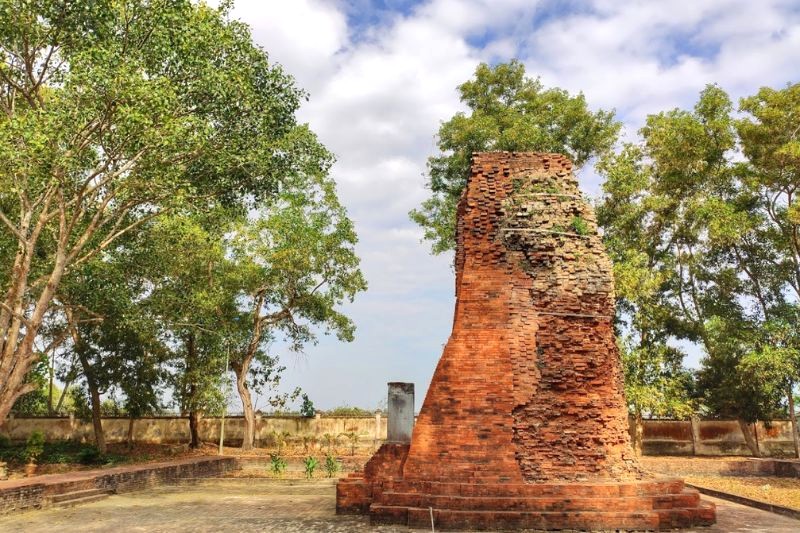 Đội ngũ nhà nghiên cứu tại khu di tích đã khai quật nhiều hiện vật quý giá và giải mã bí mật về kết cấu vững bền của tháp cổ Vĩnh Hưng. (Ảnh: Thamhiemmekong)