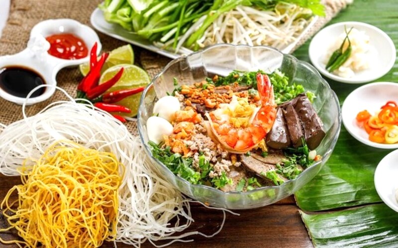 Hủ Tiếu Nam Vang Hồng Phát hấp dẫn với nước dùng ngọt thanh, hầm từ xương heo và hải sản. (Ảnh: Shopee Food)