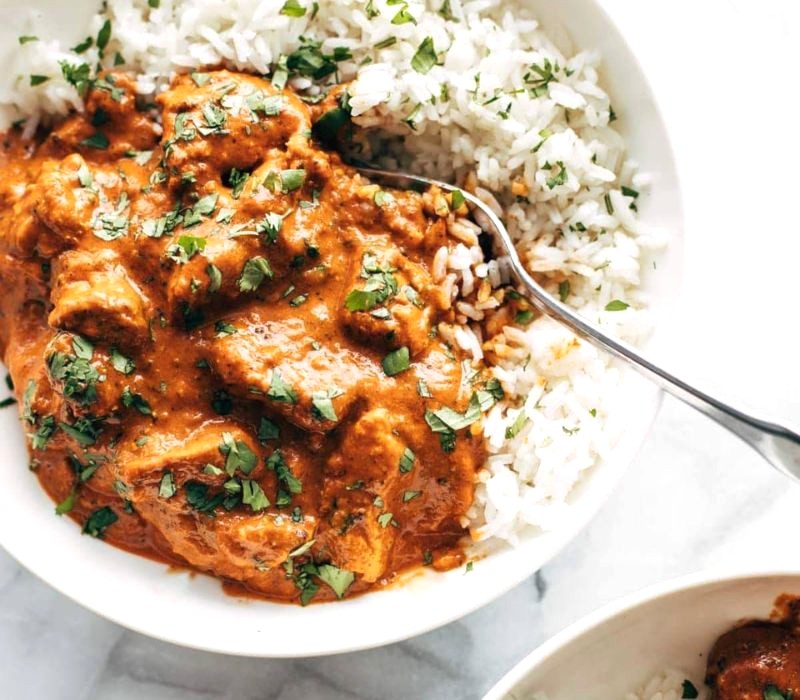 Gà Tikka Masala hấp dẫn với sốt cà chua kem đậm đà. (Ảnh: Pinch of Yum)