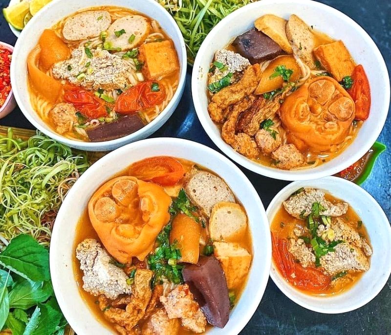 Bún Riêu Hẻm Ông Tiên: Tô bún đầy ắp topping, chả cua dai ngon. (Ảnh: Toplist)