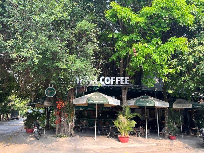 Anna Coffee (quận 12) là điểm hẹn lý tưởng cho những tín đồ bóng đá, với không gian mở rộng rãi, mát mẻ, thích hợp tụ tập bạn bè xem trận đấu.