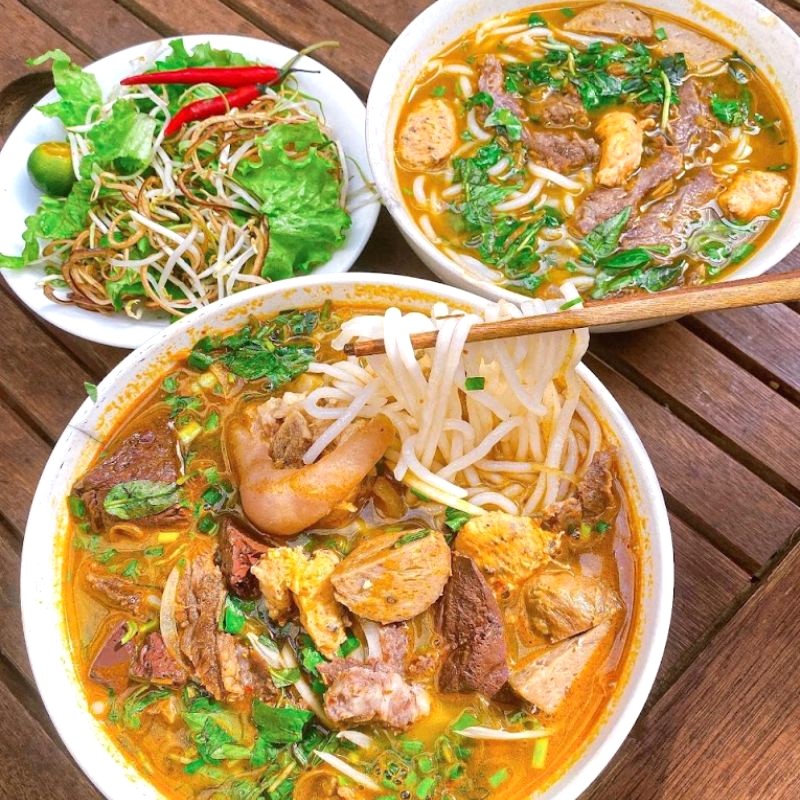 Bún bò Huế Lộc Phát nổi tiếng với sự kết hợp hoàn hảo giữa sợi bánh và các nguyên liệu, mang đến hương vị độc đáo.  (155 ký tự)