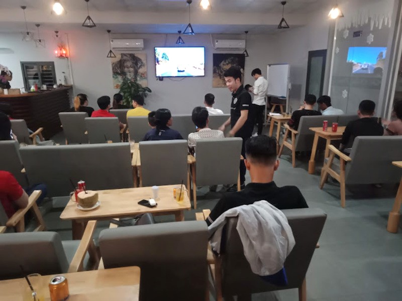 Phạm Coffee phục vụ người hâm mộ bóng đá với TV to xem trực tiếp các trận đấu. (Ảnh: Nhật Long Huỳnh)