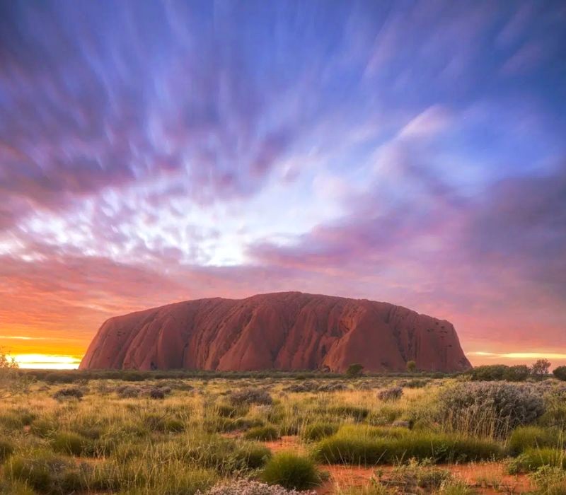 Uluru đổi màu theo thời gian, tạo nên khung cảnh ngoạn mục. (Ảnh: Londoner in Sidney)