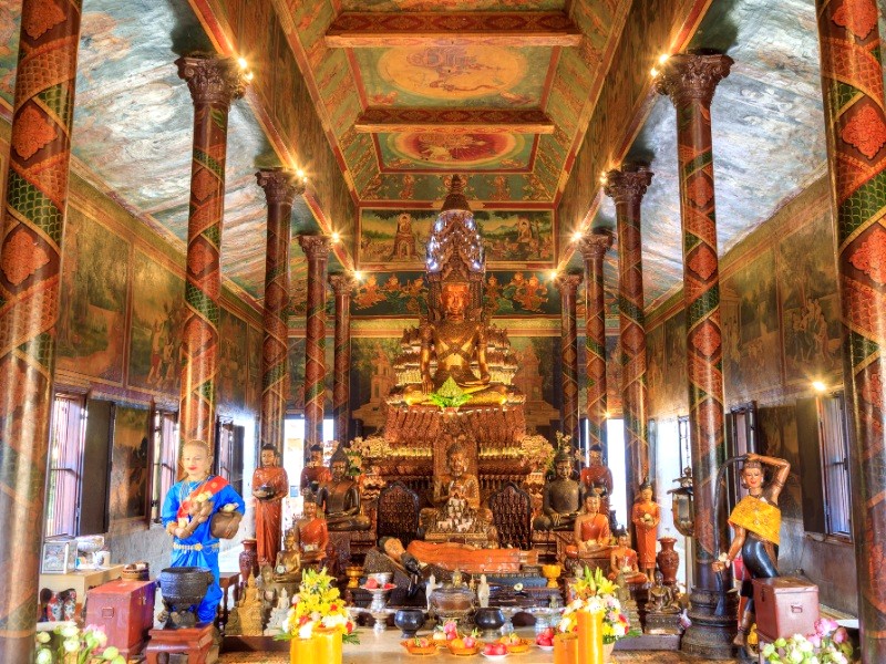 Wat Phnom, với kiến trúc Khmer cổ điển, nổi bật bởi những tháp chùa nhọn cao, chạm khắc tinh xảo. (Ảnh: Canva)