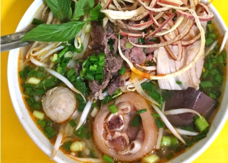 Bún Bò Minh Ngọc, quán ăn được yêu thích ở Hà Nội. (Ảnh: Toplist)