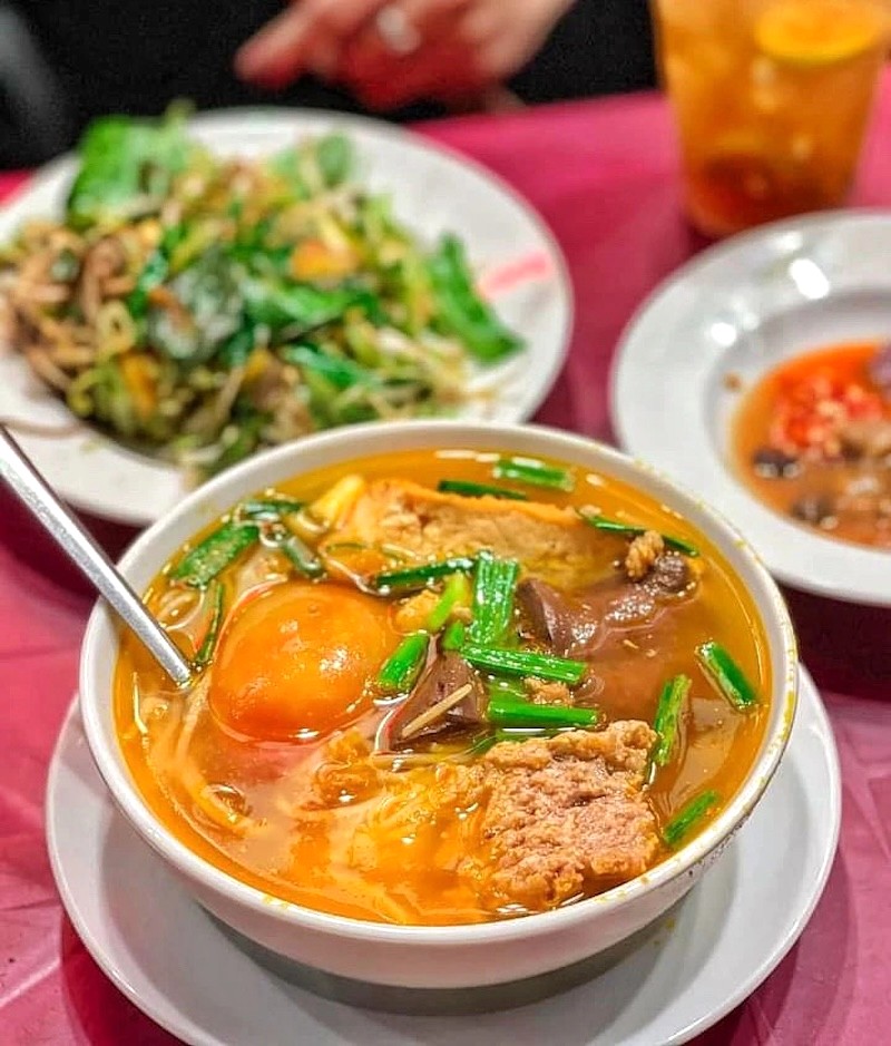 Topping truyền thống gồm riêu cua, thịt heo, giò heo, đậu hũ, huyết, chả cua. (Ảnh: Thanh Niên)