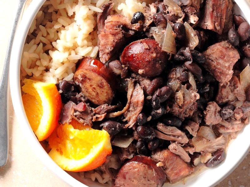 Feijoada: sự kết hợp hoàn hảo giữa thịt béo ngậy và đậu đen bùi ngọt. (Ảnh: Taste of Home)